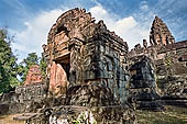 Bakong temple - entrance building of the northern stairway